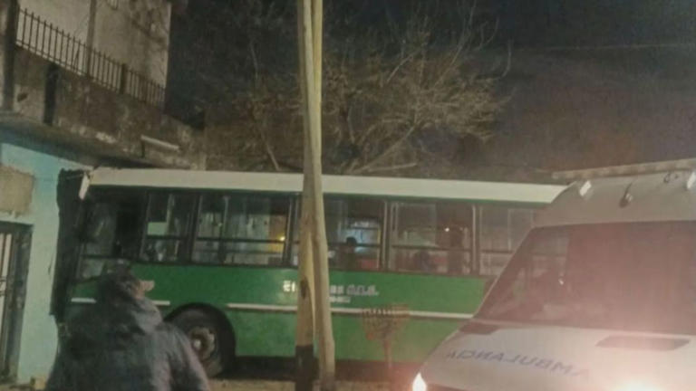 Murió un chofer tras estrellar su colectivo contra una vivienda en Temperley