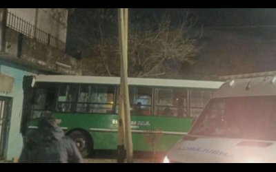 Murió un chofer tras estrellar su colectivo contra una vivienda en Temperley